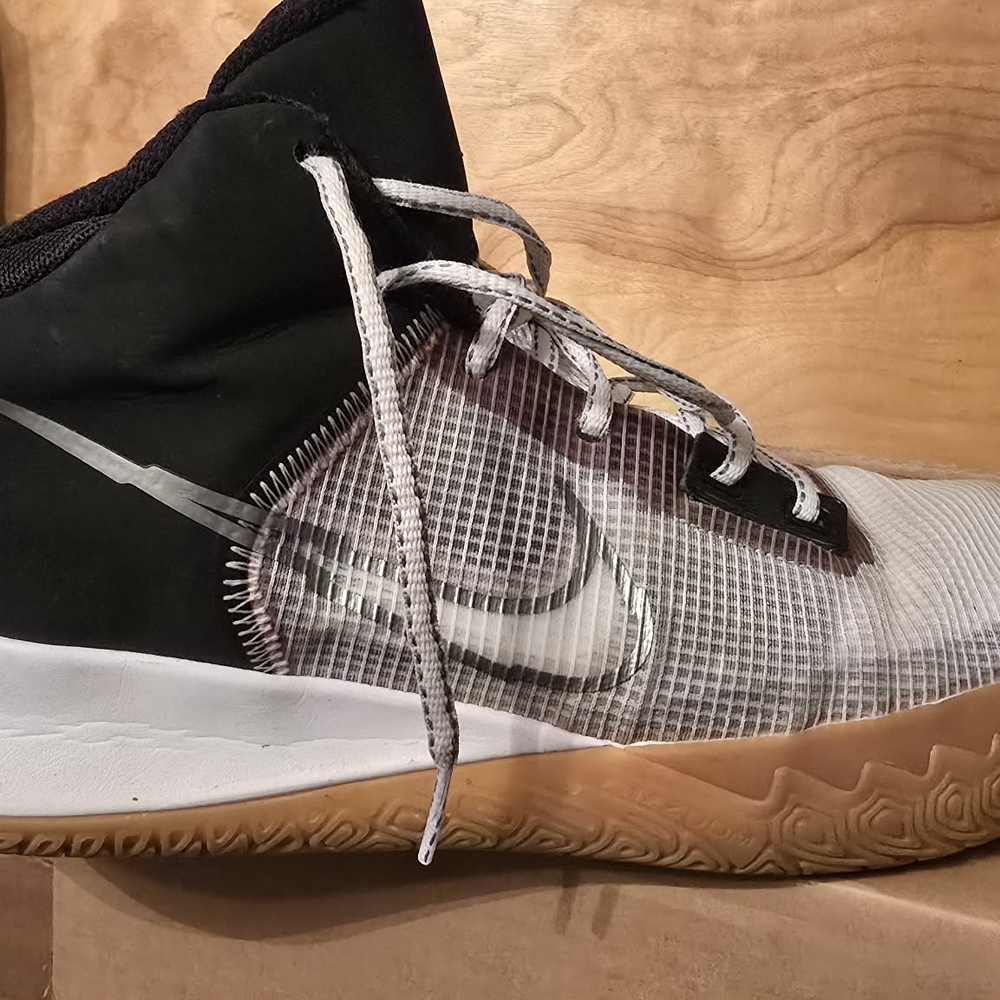 Nike Black and White High-Top Sneakers Kyrie Flytrap 4...black/white Gray pair